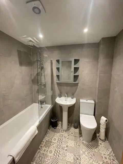 Spectacular 2 Bedroom Balcony Sea View Flat Scarborough Bagian luar foto